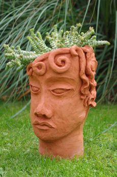 Kopf mit Blumen in Keramik